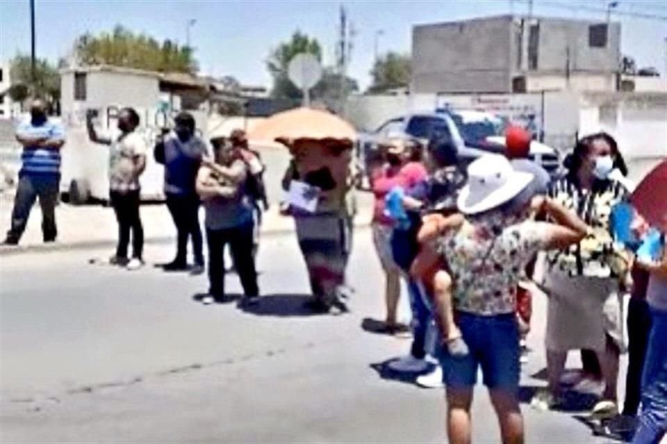 En Chihuahua, el 10 de junio vecinos de Jardínes de Roma, con problemas de abasto del líquido, bloquearon la Avenida del Desierto al enterarse que la Gobernadora María Eugenia Campos pasaría por ahí.