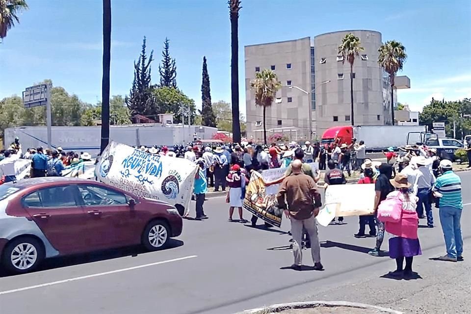 Ciudadanos y activistas queretanos se manifestaron el 10 de junio frente a la Comisin Estatal de Agua, contra la Ley de Aguas, al considerar que privatiza recursos.