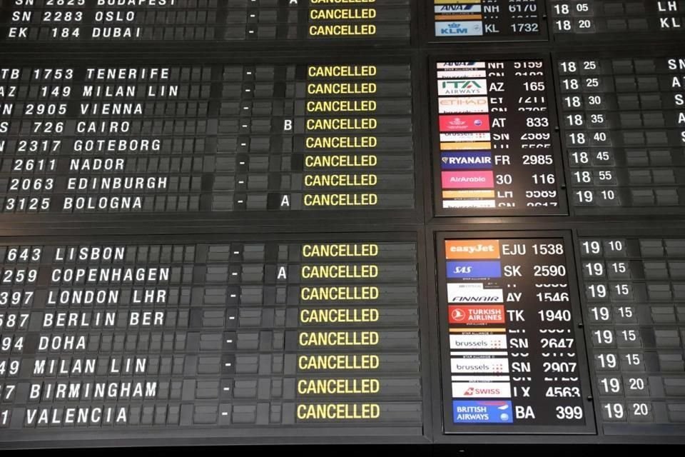 Un tablero de información de vuelos muestra los viajes cancelados debido a una huelga de guardias de seguridad.