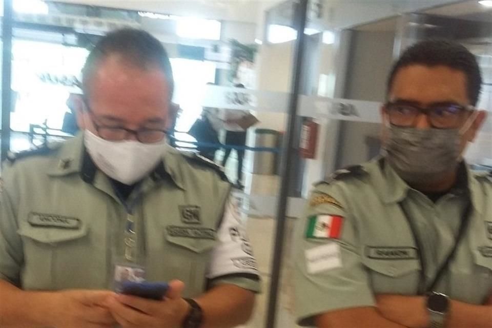 Antes de salir de la terminal aérea, Wilner Metelus fue interceptado por tres elementos de la Guardia Nacional, que le cuestionaron su nacionalidad.