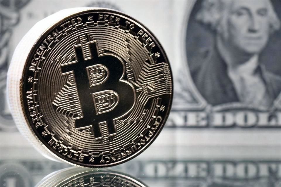 El bitcoin estará en igualdad de condiciones con el dólar, que se convirtió en su moneda oficial hace 20 años.