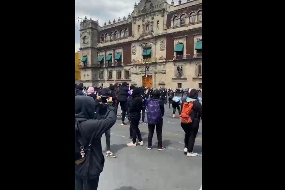 Grupo de feministas protesta frente a Palacio Nacional.