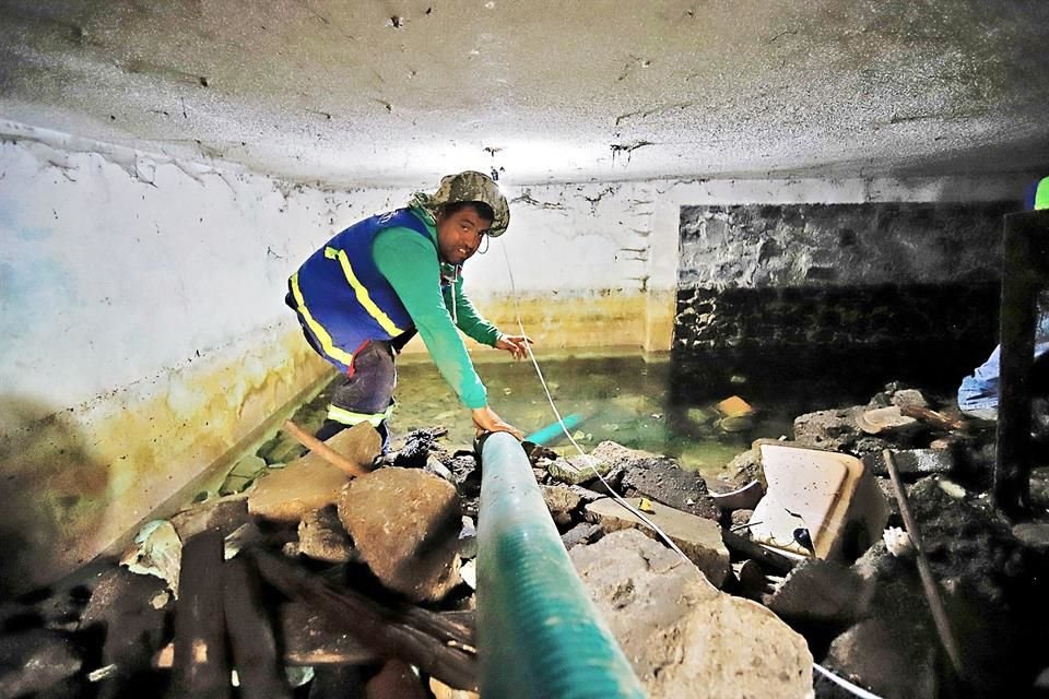 Tras 3 meses de que fuga provocara inundaciones en Santa Úrsula, Sacmex atendió la situación para determinar que se trata de agua potable.