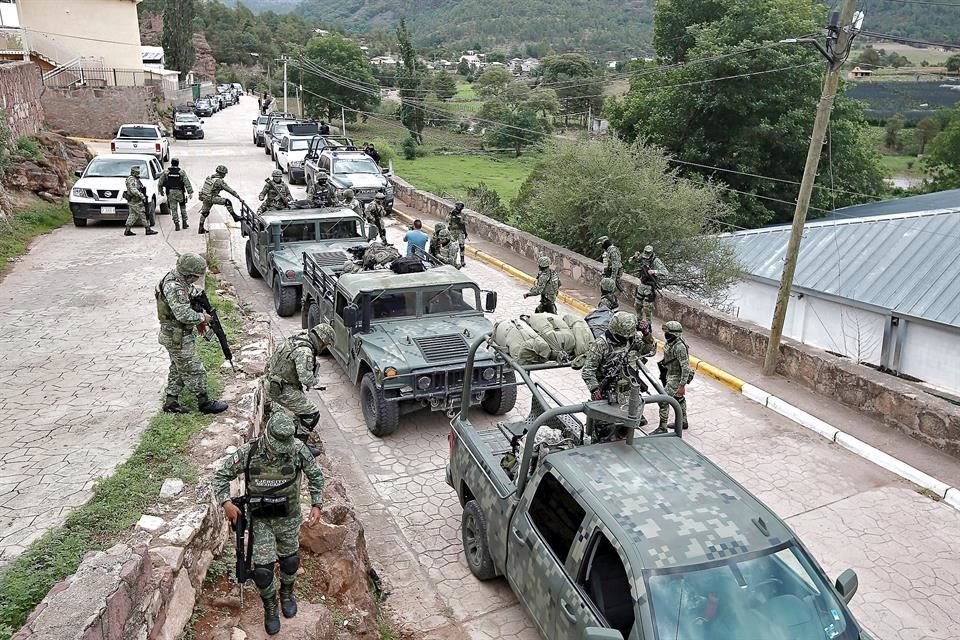 Decenas de militares llegaron ayer a la comunidad de Cerocahui, una de las zonas de la Sierra Tarahumara históricamente controlada por el crimen.