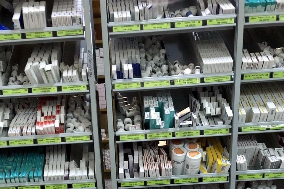 Ante cierre de almacén central, hospitales de CDMX registran carencia que podría empeorar de 140 fármacos como analgésicos y material.