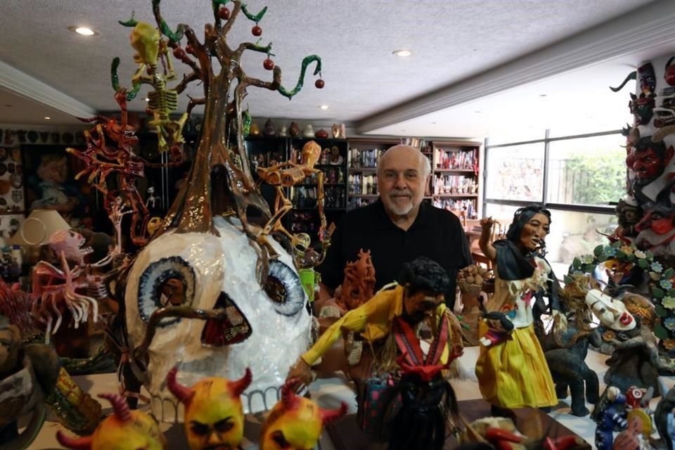 Miguel Abruch, coleccionista, comparte su acervo en el libro 'Arte popular mexicano. De máscaras, barro, calacas, criaturas fantásticas, diablos y otros objetos hermosos'.