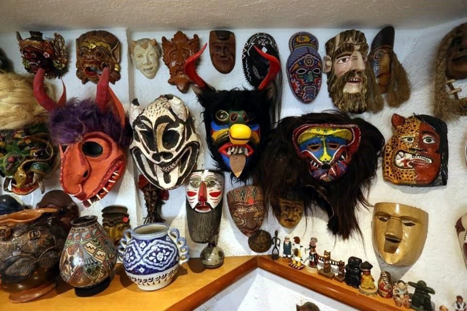Las máscaras representan el 25 por ciento de su colección.