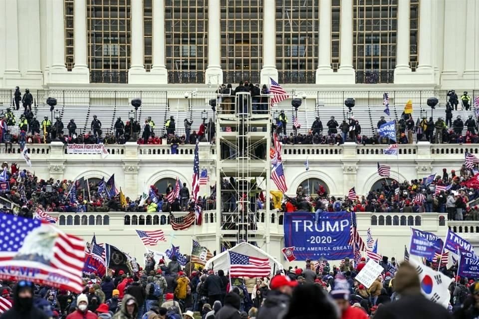 Trumpistas invaden el Capitolio el 6 de enero de 2021 cuando el Congreso buscaba certificar la victoria electoral de Joe Biden.