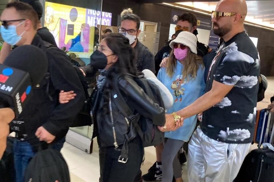 En un vuelo de Aeroméxico procedente de la capital del País, la cantante apareció en la sala de la Terminal B del Aeropuerto Internacional de Monterrey, a las 12:30 horas.