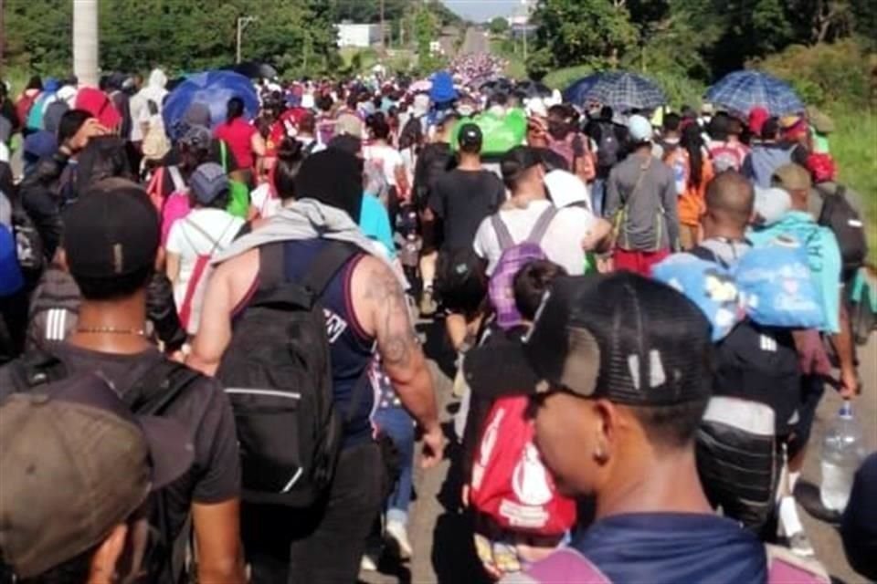 Una caravana de al menos 3 mil migrantes salió esta mañana de Tapachula, Chiapas, con la intención de llegar a EU.
