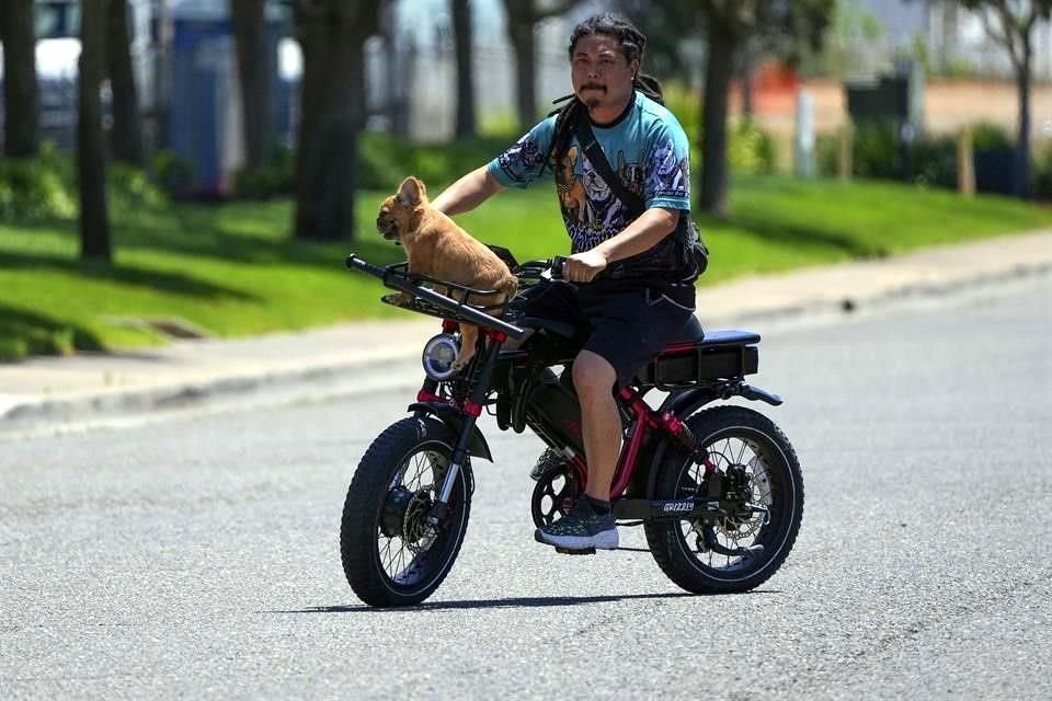 Chris Del Rosario, socio de su hermano Jaymar en el negocio de la cría de bulldog franceses, viaja armado en su motocicleta en caso de que alguien trate robarse a su perro Cashew, en California.