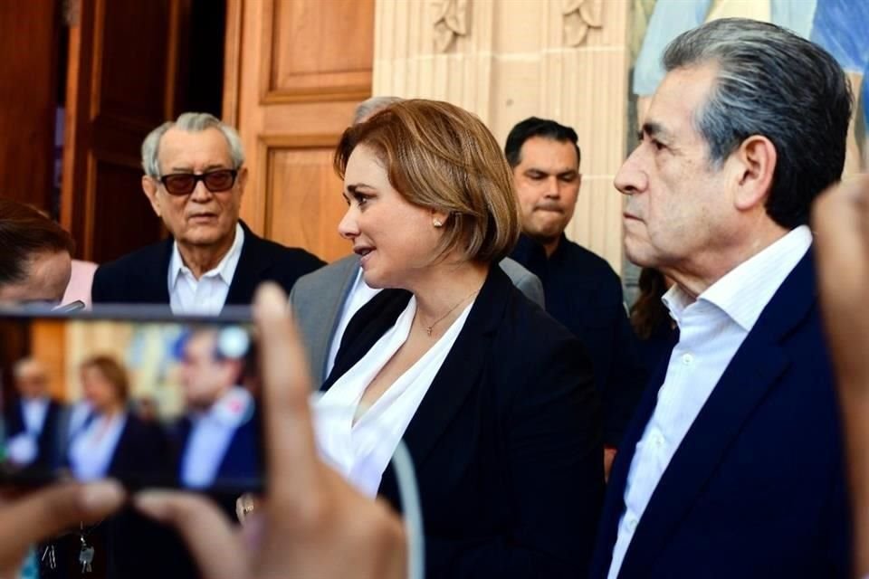 Tras el asesinato de dos sacerdotes jesuitas, el Gobierno de Chihuahua realizó una mesa de trabajo con autoridades y ex Gobernadores para redefinir su estrategia de seguridad.