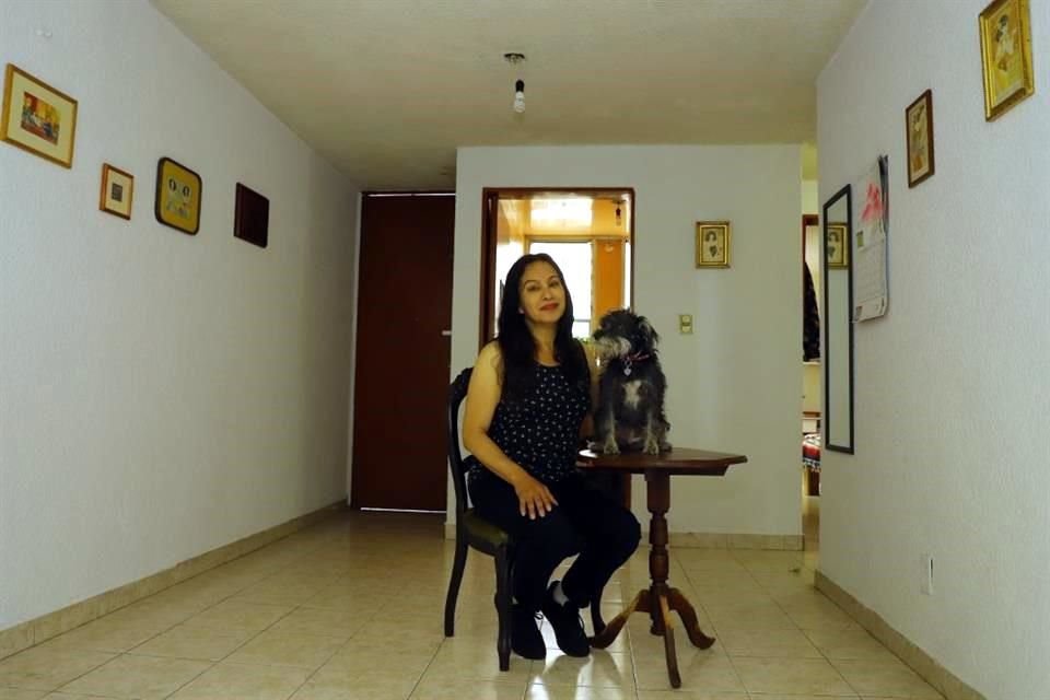 La actriz y vedette en su departamento, en Tlatelolco; en la imagen, con su perra Bonita y rodeada de sus cuadros.