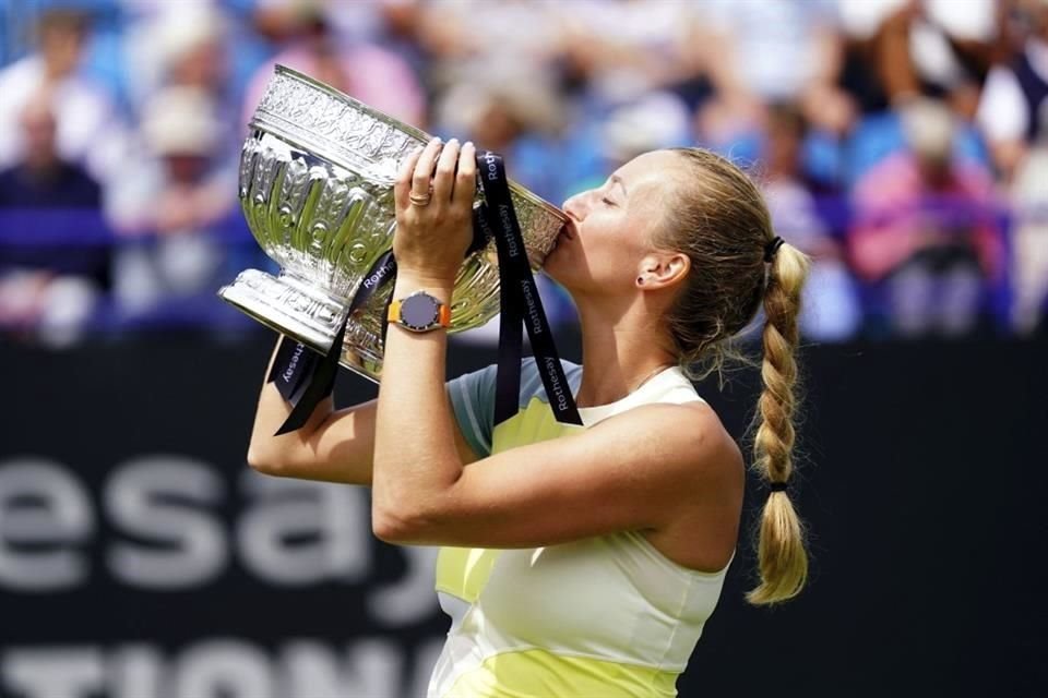 La checa Petra Kvitova besando su primer trofeo sobre hierba en cuatro años.