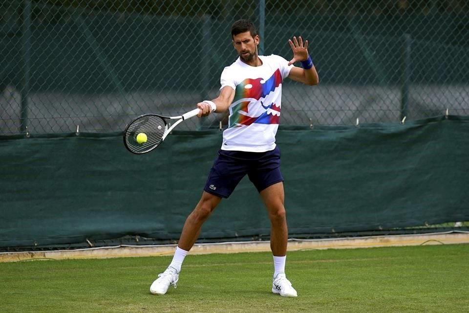 Novak Djokovic se alista para Wimbledon.