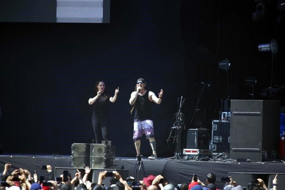 Durante su actuación, la banda regia contó en el escenario con una intérprete de lenguaje de señas.