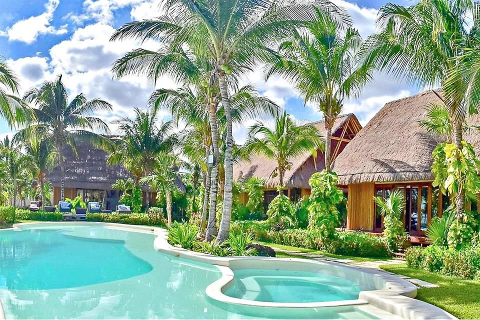 Villas Chakté abarca 21 mil 273 metros cuadrados (846 de construcción), a pie de playa en la zona hotelera de Cancún, Quintana Roo.