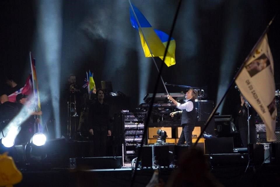 Paul McCartney ondeó la bandera de Ucrania durante su performance en el Festival de Glastonbury, donde interpretó los éxitos de The Beatles.