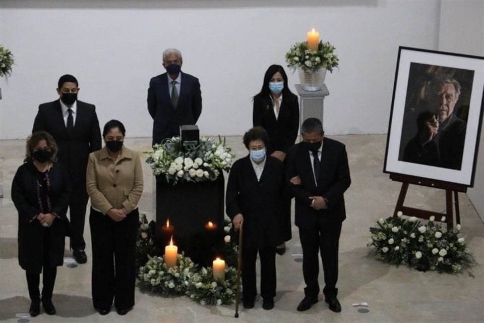 A través de una ceremonia, la viuda de Felguérez, Mercedes Oteyza, depositó este sábado las cenizas en un memorial al interior de una de las salas del Museo de Arte Abstracto.
