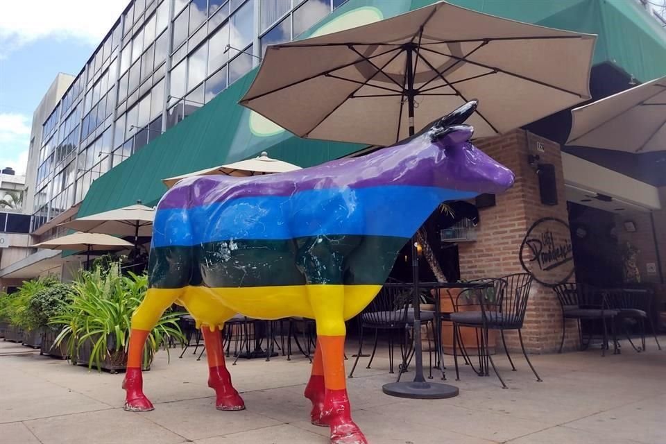 Uno de los comercios que se ha distinguido, desde hace 20 años, por ser gay-friendly, es el Café Providencia, cuya fachada está adornada por una vaca con los colores de la bandera LGBTQ+.