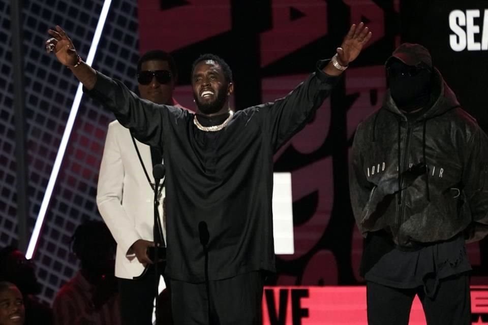 El rapero y productor Sean 'Diddy' Combs recibió el Premio BET a la trayectoria durante la gala de este domingo; Kanye West le entrega el galardón.