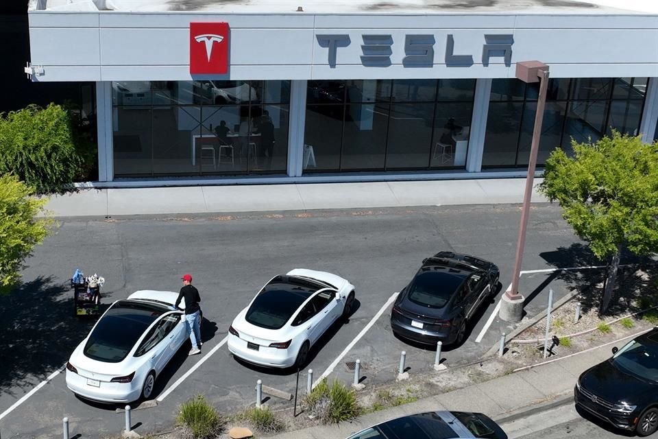 Empleados que volvieron a oficinas de Tesla, como exigió Musk, se encontraron con falta de escritorios y mala señal de Wi-Fi, según reporte.
