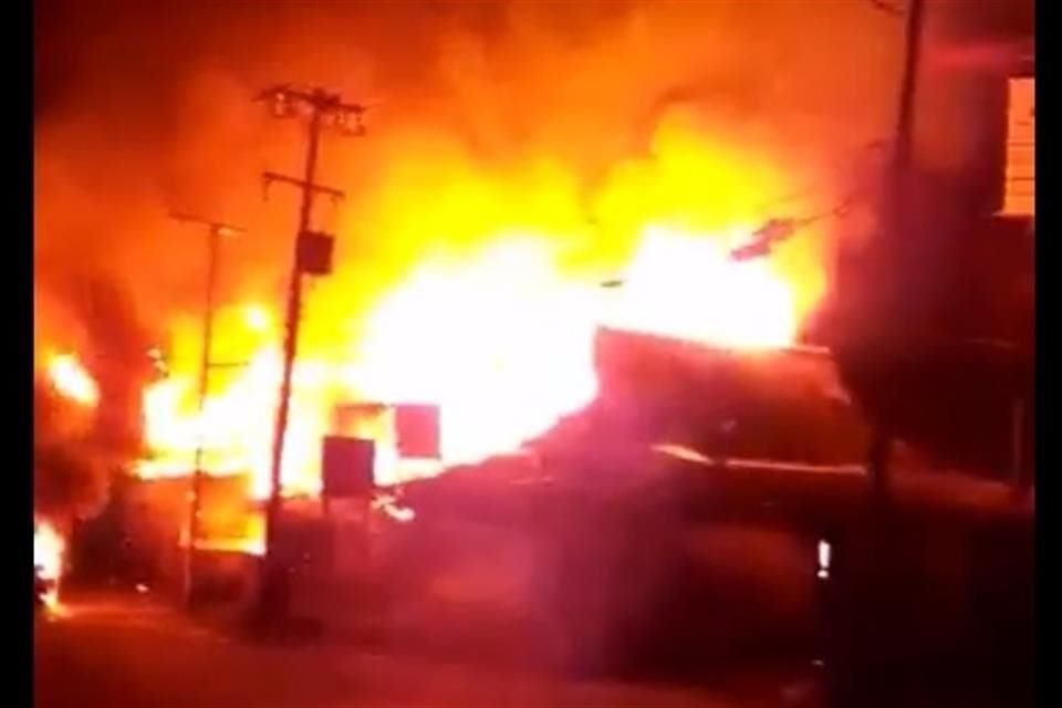 Esta madrugada se incendiaron los restaurantes Buzos y La Palapa.
