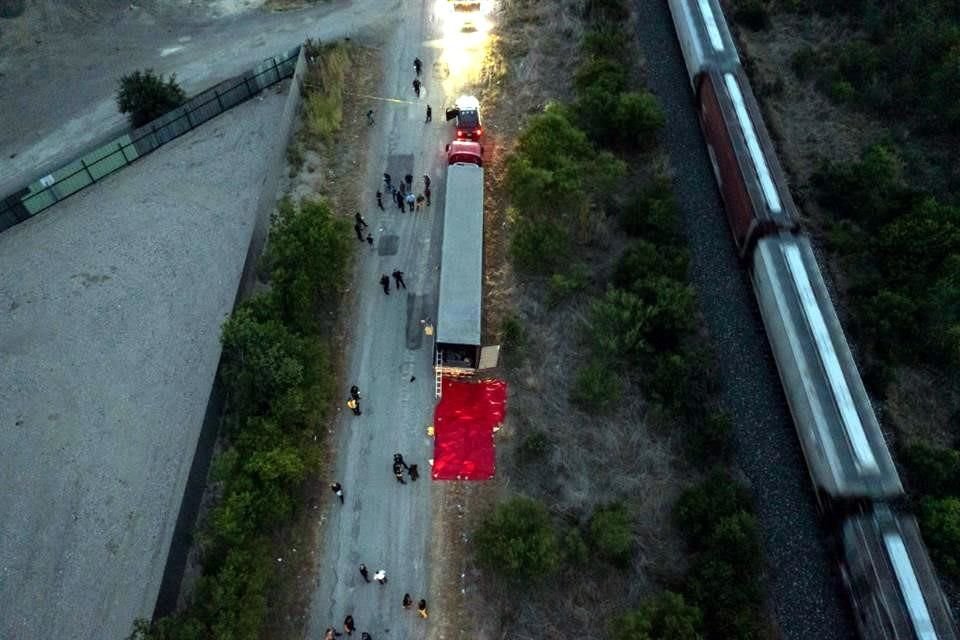 El tráiler con los migrantes muertos fue hallado en una carretera de San Antonio, Texas, el lunes por la noche.