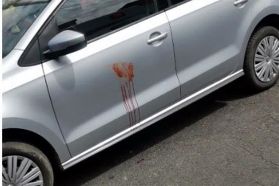 Una mancha de sangre quedó postrada en la puerta de uno de los carros cercano a la fila de vacunación donde ocurrió la balacera.