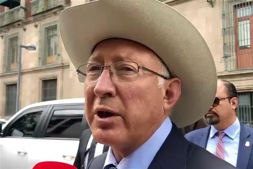 Ken Salazar, Embajador de Estados Unidos en México, a su salida de Palacio Nacional.