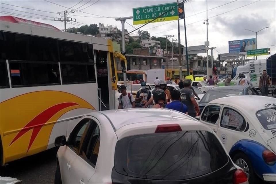 Transportistas vinculados con la UPOEG bloquean diversas vías en Acapulco, luego de la detención de líder de autodefensas en Marquelia.