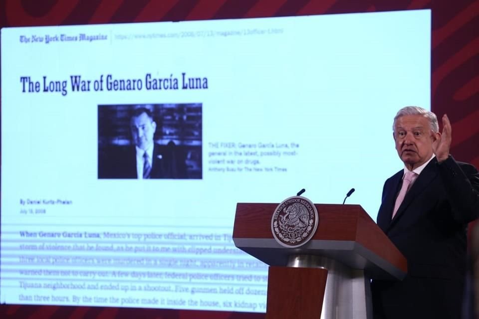Andrés Manuel López Obrador proyectó una diapositiva con un artículo del NYT sobre García Luna.