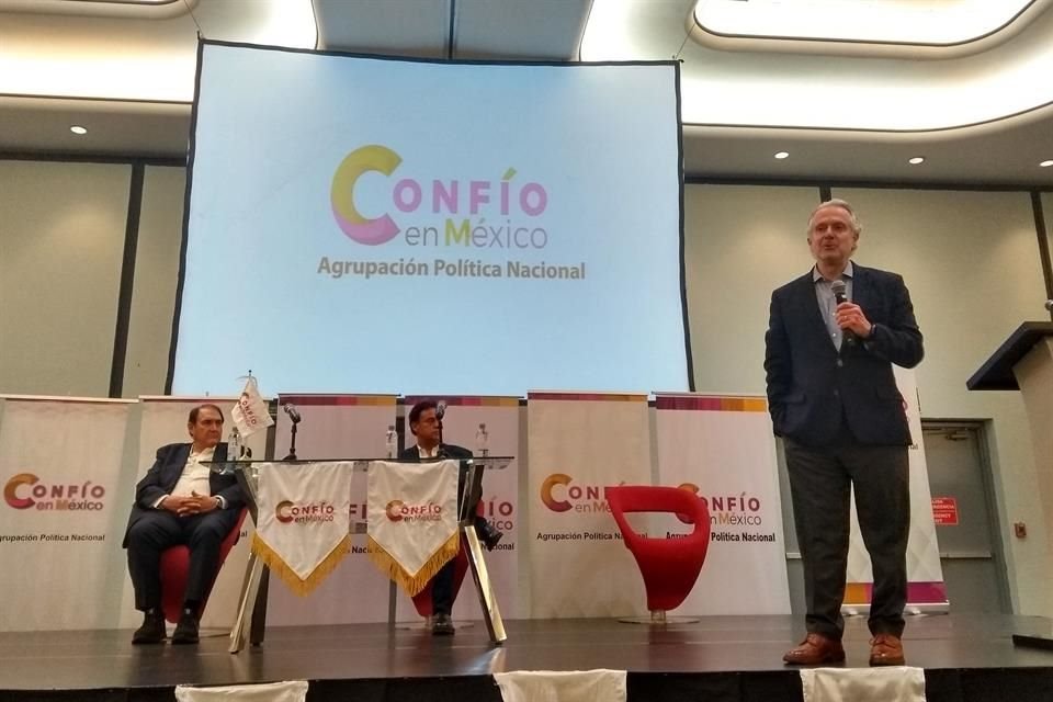 Santiago Creel da una conferencia en la Expo Guadalajara.