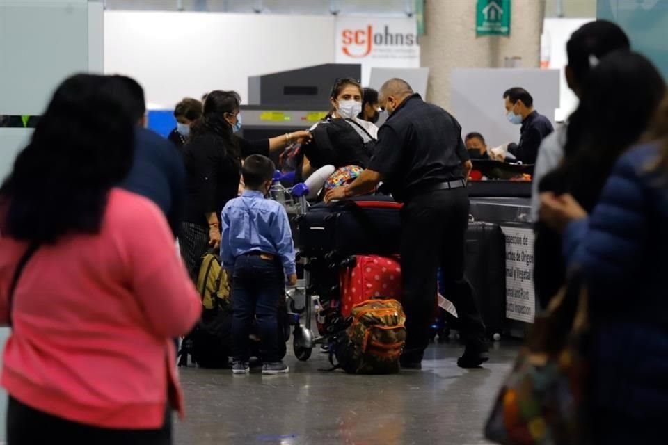 En los últimos días, pasajeros han protestado por las largas  esperas en las bandas de equipaje del Aeropuerto Internacional de la Ciudad de México.