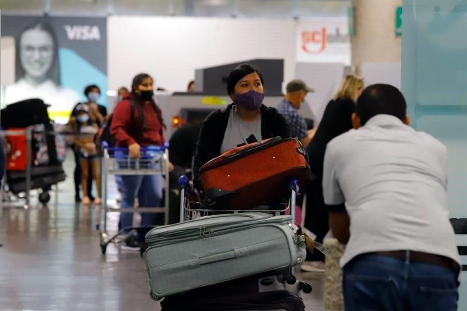 Tras las llegadas de vuelos, los usuarios deben esperar hasta dos horas por sus maletas.