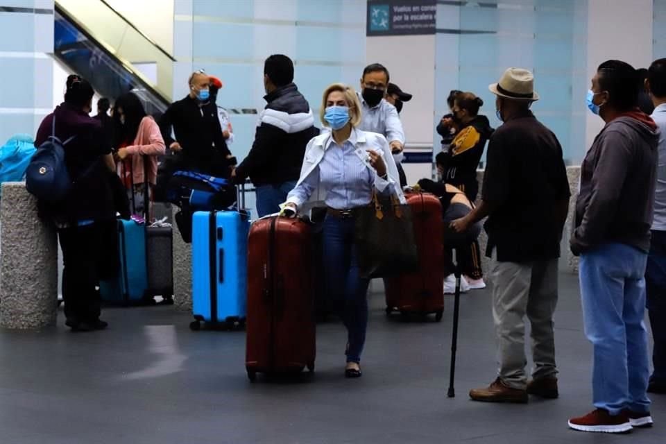 'Casi dos horas nos han tenido esperando el equipaje, sin ninguna explicación, y se molestan los de seguridad si uno se queja', son los reproches.