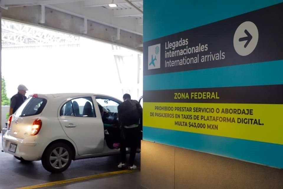 Además, el Aeropuerto Internacional de la Ciudad de México ha prohibido, al menos en los anuncios, el servicio de taxis mediante plataformas digitales.