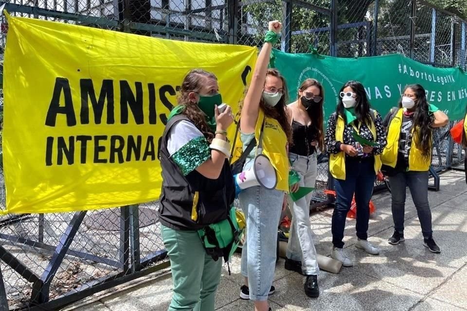 Feministas e integrantes de Amnistía Internacional organizaron la protesta.