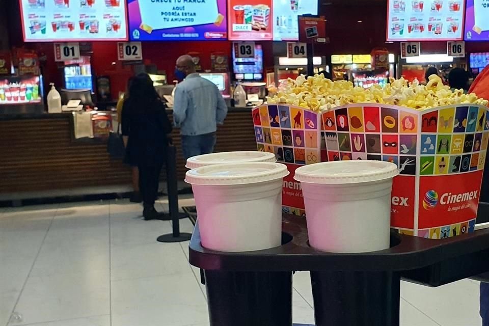 Las bebidas en los cines se sirven en vasos de plástico por la falta de cartón que enfrentan debido a la pandemia.