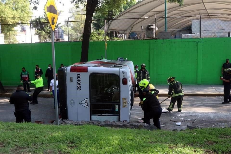 Un microbús fue impactado por un automóvil particular, lo que provocó que la unidad volcara en Río de Churubusco.