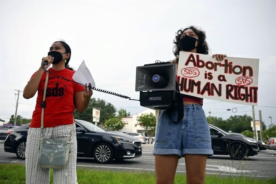 Dos mujeres participan en una marcha a favor del aborto en Florida, el sábado  25 de junio.