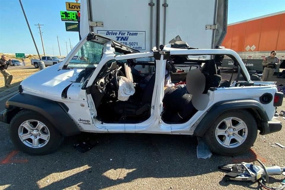 El Jeep en que viajaban los migrantes quedó práctimamente destrozado tras el choque.