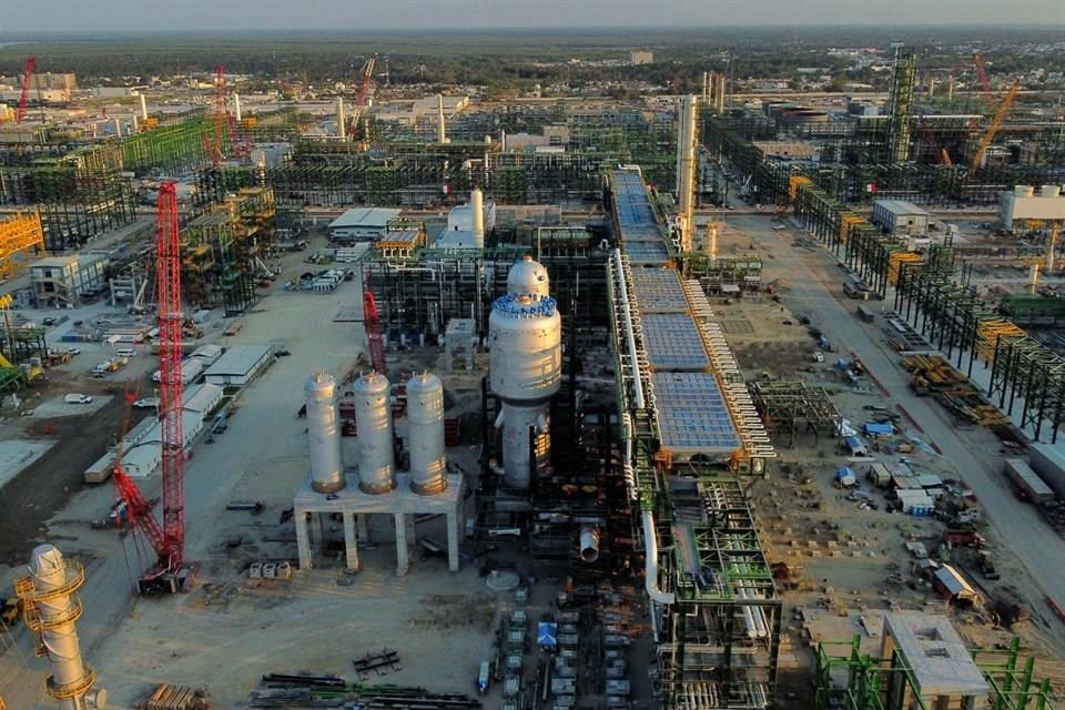 La refinería en Dos Bocas incrementaría las emisiones de México derivadas de la refinación de petróleo, advierten ONGs.