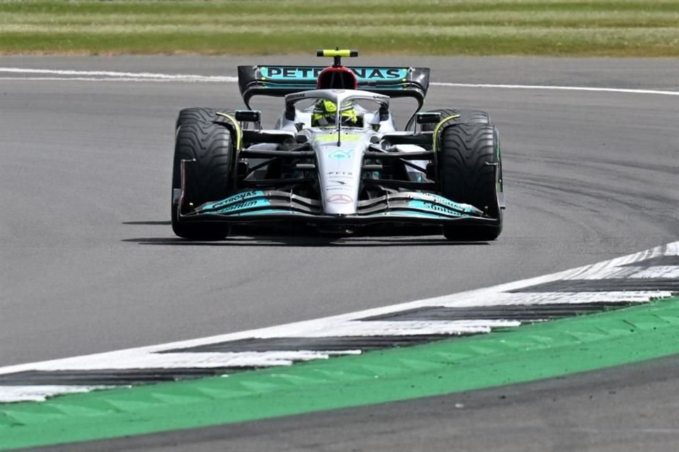 Hamilton luce bien en la pista británica.