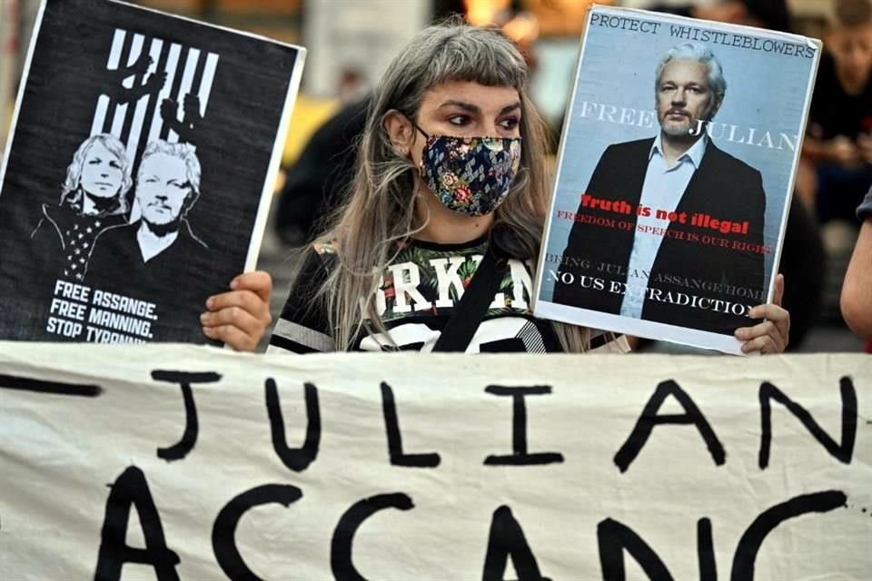 La gente sostiene pancartas en apoyo al fundador de WikiLeaks, el australiano Julian Assange.