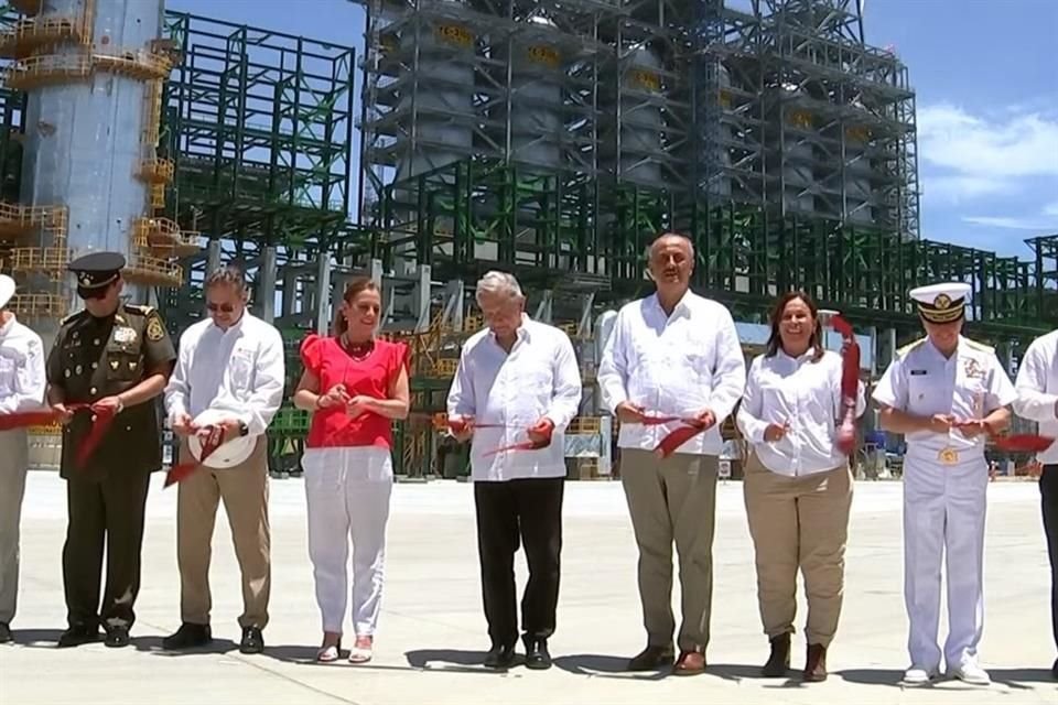 El Presidente López Obrador inaugura en Tabasco, su estado natal, la segunda de las megaobras del sexenio: la Refinería Olmeca de Dos Bocas.