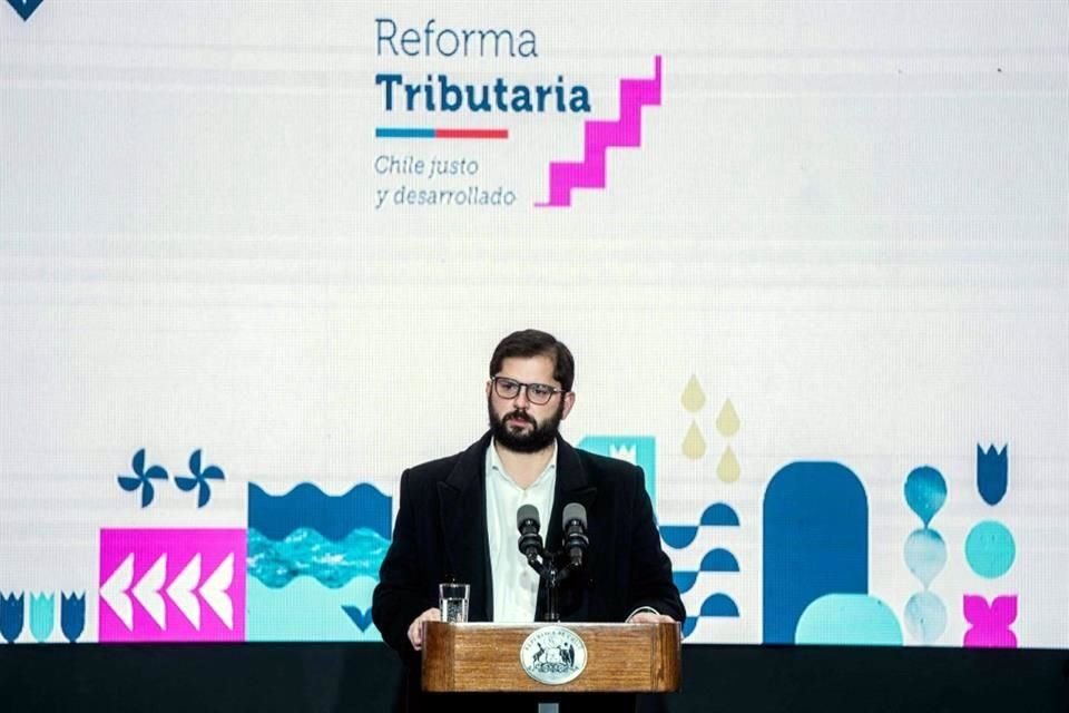 Gabriel Boric hablando durante la ceremonia de presentación de la reforma fiscal en el Palacio Presidencial de La Moneda.