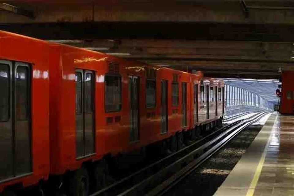El Metro informó que el incidente pudo haberse provocado por la caída de un objeto metálico a las vías del sistema.