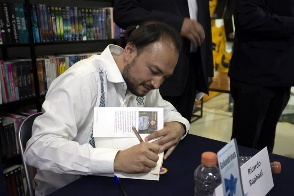 El autor firmó ejemplares tras la presentación.