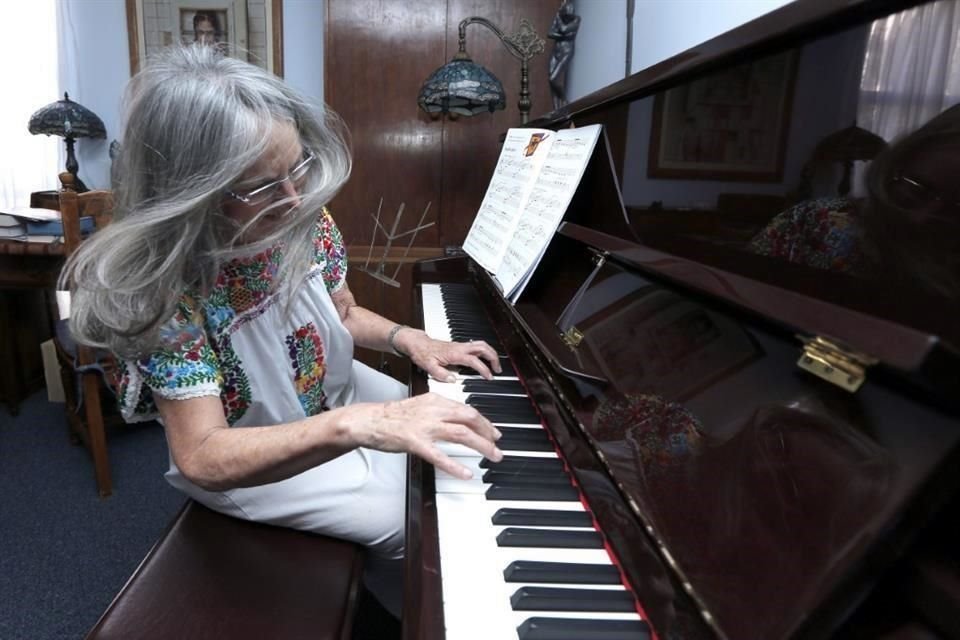 Julieta Fierro es una mujer de ciencia, pero sensible a las artes. A los 74 aos se ha entregado al estudio del piano.